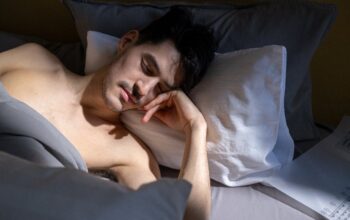 Een rustige slaapkamer met een comfortabel bed en zacht licht voor een goede nachtrust en slaapadvies