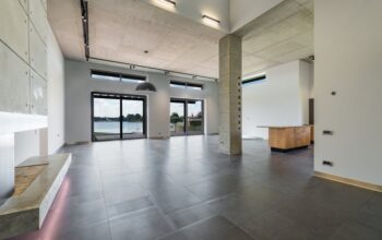 Een schone betonnen vloer zonder vlekken, ideaal voor een moderne woning of commerciële ruimte.