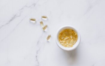 Voorstelling van liposomale supplementen met vetbolletjes die actieve stoffen omsluiten voor betere opname.